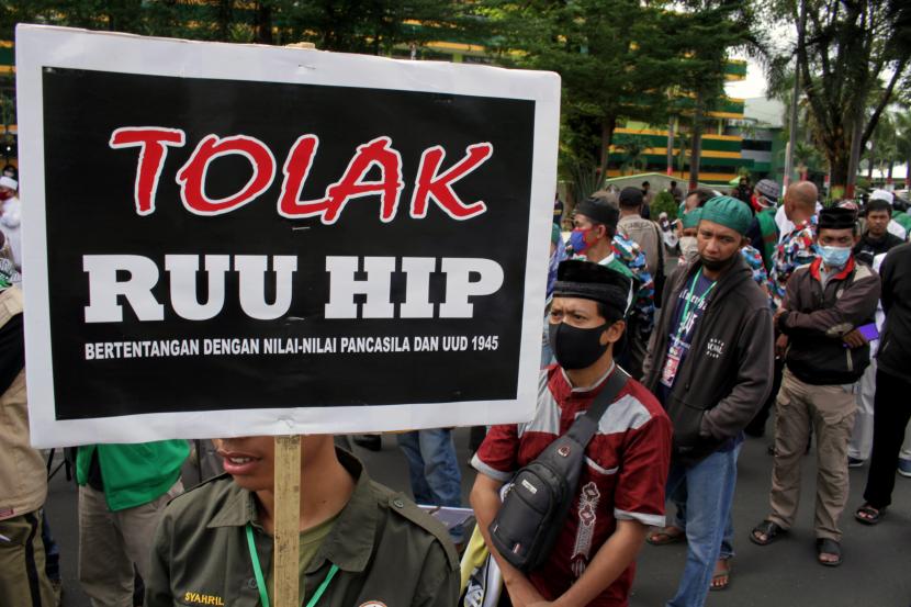 Peserta gabungan dari sejumlah ormas mengikuti unjuk rasa di Makassar, Sulawesi Selatan, Ahad (5/7/2020). Mereka menolak Rancangan Undang-Undang Haluan Ideologi Pancasila (RUU HIP) karena dinilai mengandung unsur komunisme dan berharap pemerintah mencabut RUU HIP dari program legislasi nasional (Prolegnas) 2020.