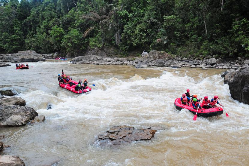 Sungai Batang Merangin dalam Kawasan Geopark Merangin di Biuku Tanjung, Merangin, Jambi. Jambi Usulkan Geopark Merangin-Candi Muaro Jambi Jadi Warisan Dunia