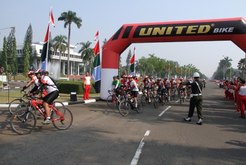 Peserta gowes rute Ambarawa-Jakarta tiba di Mabes TNI, Jumat (26/9).