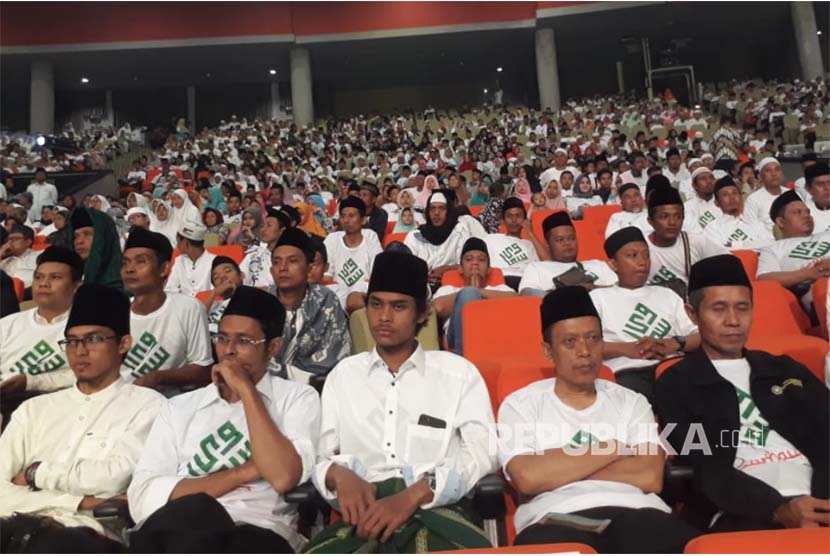 Peserta  'Halal Bihalal dan Silaturrahim Nasional Solidaritas Ulama Muda Jokowi (Samawi)' di Sentul, Babakan Madang, Kabupaten Bogor, Jawa Barat, Selasa (10/7). Halal Bihalal dan Silaturrahim Nasional Samawi yang diikuti sedikitnya 15 ribu relawan tersebut sekaligus mendeklarasikan dukungan kepada Jokowi.