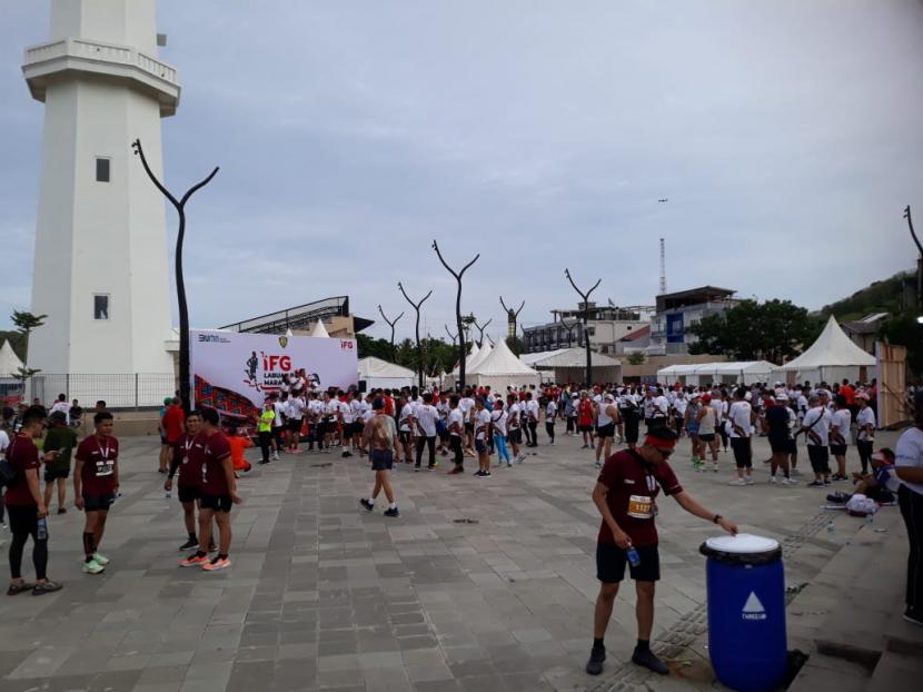 Peserta IFG Labuan Bajo Marathon di Waterfront Labuan Bajo, Manggarai Barat, Nusa Tenggara Timur, Sabtu (29/10/2022). Pelari: Rute Labuan Bajo Marathon Menantang, Sayang tak Ada Pacer