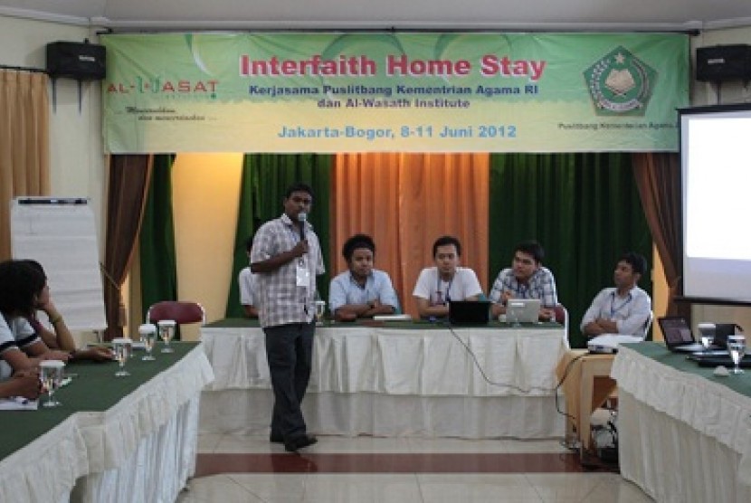 Peserta Interfaith Home Stay sedang berdiskusi