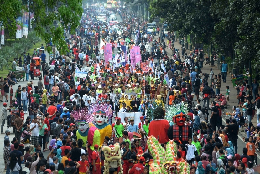  Peserta Jakarnaval 2015 melintas di Jalan Medan Merdeka Barat, Jakarta Pusat, Ahad (7/6).  (Republika/Yasin Habibi)