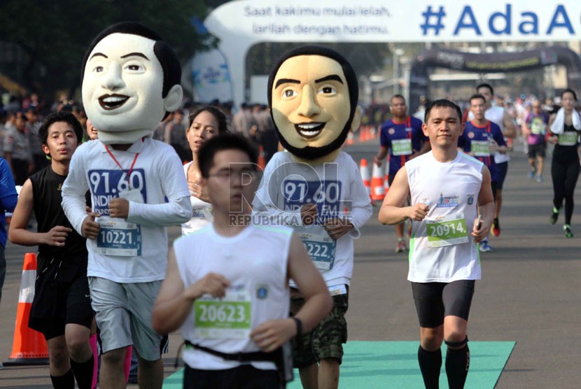 Peserta Jakarta Marathon berlari di kawasan Monumen Nasional, Jakarta, Ahad (26/10).  (Republika/ Yasin Habibi)