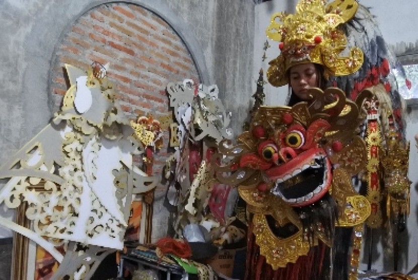 Peserta Jember Fashion Carnaval (JFC) mengecek dan mencoba kostum di Desa Tegalrejo, Mayang, Jember, Jawa Timur, Selasa (8/8).