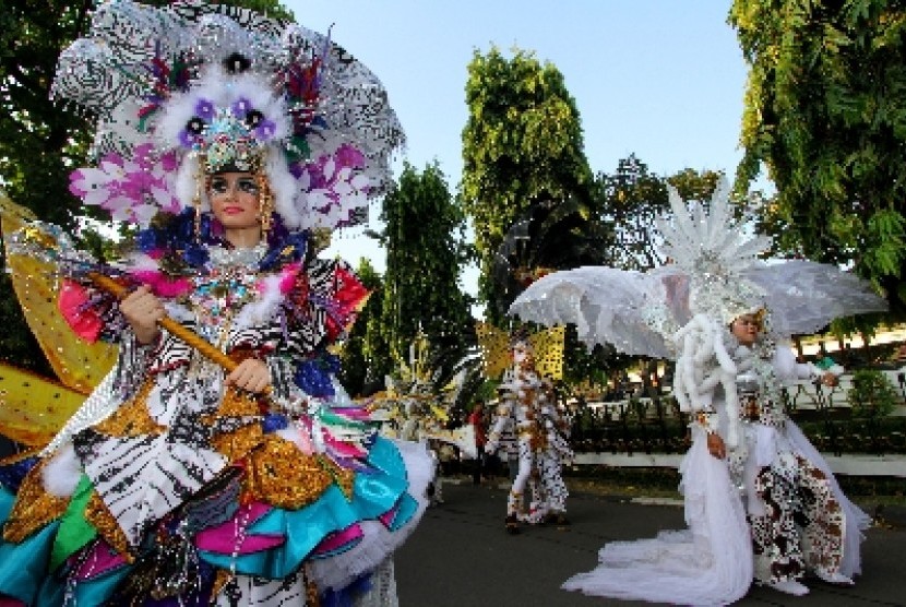  Peserta Jember Fashion Carnaval menari ketika pawai Karnaval Wayang Internasional di TMII, Jakarta