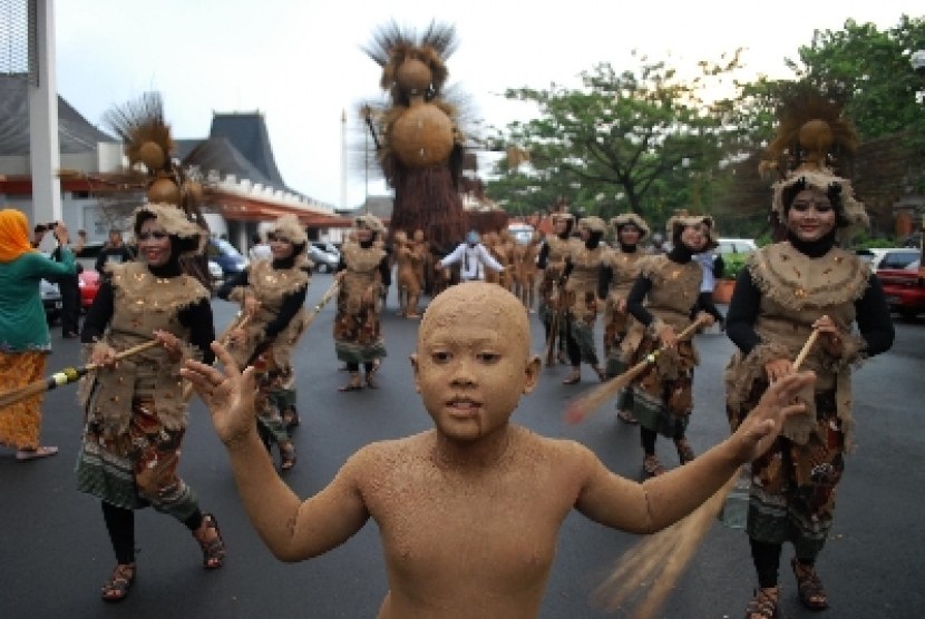  Peserta karnaval asal Jawa Barat memeriahkan Pawai Budaya nusantara di Taman Mini Indonesia Indah (TMII)