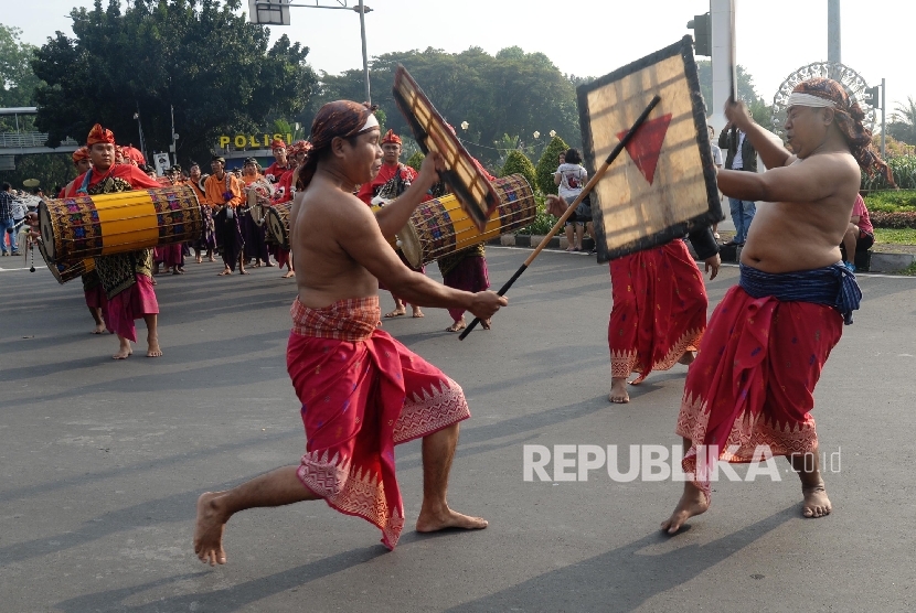 Peserta karnaval budaya Nusa Tenggara Barat (NTB) mengikuti parade saat promosi budaya dan pariwisata Lombok Sumbawa di car free day Jalan Thamrin, Jakarta, Ahad (17/7). (Republika/Yasin Habibi) 