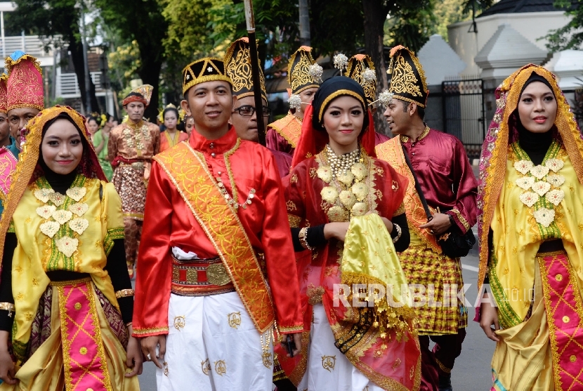 Peserta karnaval budaya Nusa Tenggara Barat (NTB) 