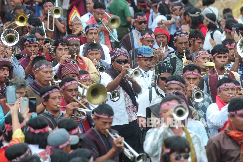 Peserta karnaval mengenakan pakaian Adat Batak mengikuti Karnaval Kemerdekaan Pesona Danau Toba, Balige, Sumatra Utara, Ahad (22/8). (Republika/ Agung Supriyanto)