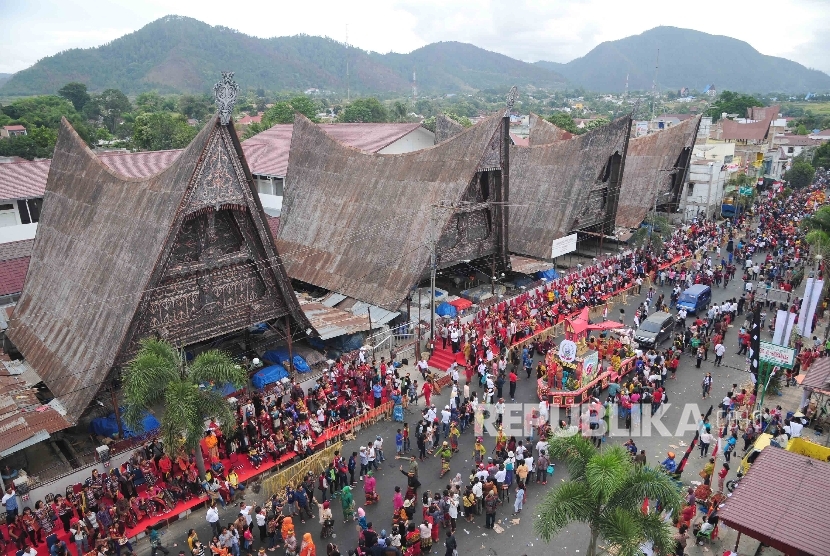 Peserta karnaval mengenakan pakaian Adat Nusantara mengikuti Karnaval Kemerdekaan Pesona Danau Toba, Balige, Sumatra Utara, Ahad (22/8). (Republika/ Agung Supriyanto)