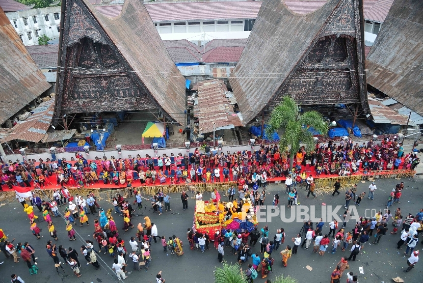 Peserta karnaval mengenakan pakaian Adat Nusantara mengikuti Karnaval Kemerdekaan Pesona Danau Toba, Balige, Sumatra Utara, Ahad (22/8)