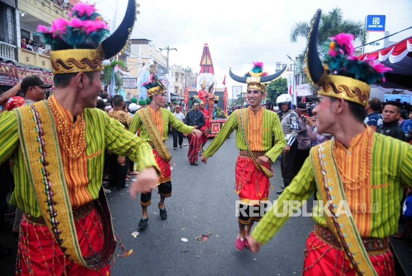 Peserta karnaval mengenakan pakaian Adat Sulawesi mengikuti Karnaval Kemerdekaan Pesona Danau Toba, Balige, Sumatra Utara, Ahad (22/8