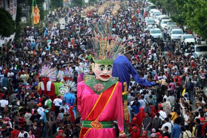 Peserta karnaval meramaikan Jakarnaval 2013 di Jalan MH Thamrin, Jakarta, Ahad (30/6). 