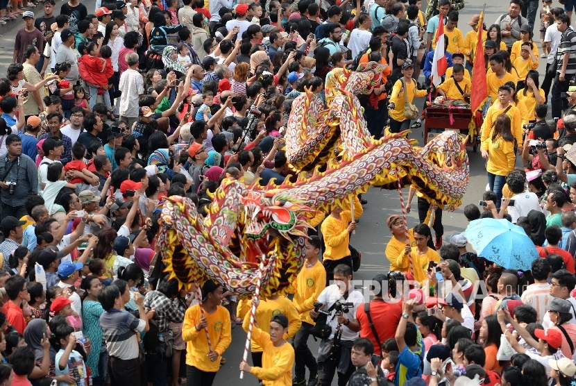 Peserta karnaval perayaan Cap Go Meh memadati ruas Jalan Hayam Wuruk, Jakarta, Ahad (21/2). Perayaan Festival Pecinan merupakan pertama kali setelah berhenti selama 50 tahun. Berbagai seni dan budaya khas pecinan Glodok ditampilkan, termasuk seni budaya Be