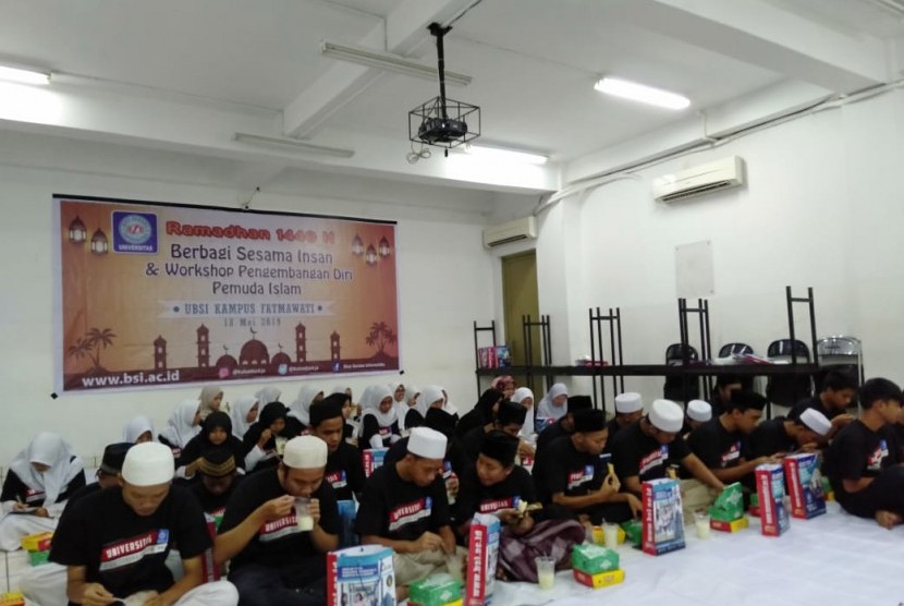 Peserta kegiatan Berbagi Sesama Insan yang diadakan oleh UBSI Kampus Fatmawati, Jakarta Selatan.