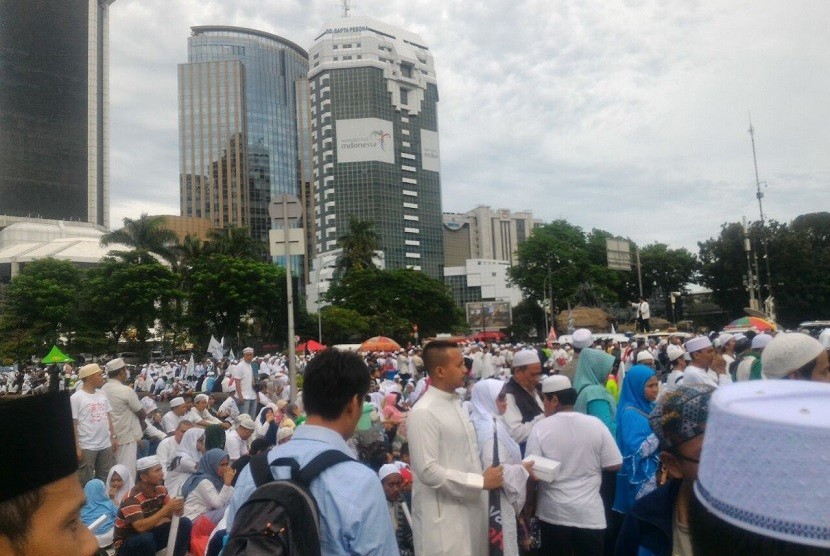 Peserta kegiatan Reuni 212 memenuhi jalanan di dekat air mancur dan patung kuda depan Monumen Nasional (Monas), Jakarta, Sabtu (2/12).