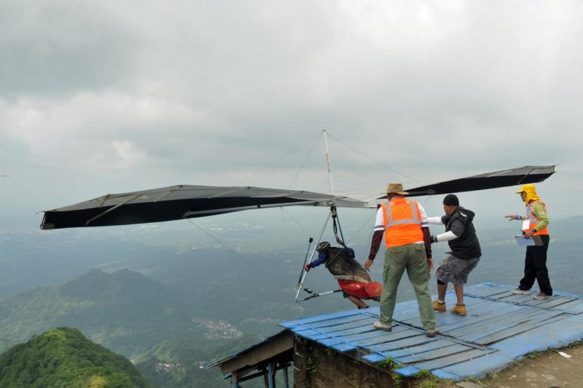 Peserta Kejuaraan Terbuka Piala Telomoyo lepas landas dari Gunung Telomoyo, Kecamatan Banyubiru, Kabupaten Semarang, Jawa Tengah, pada lomba hari ketiga.