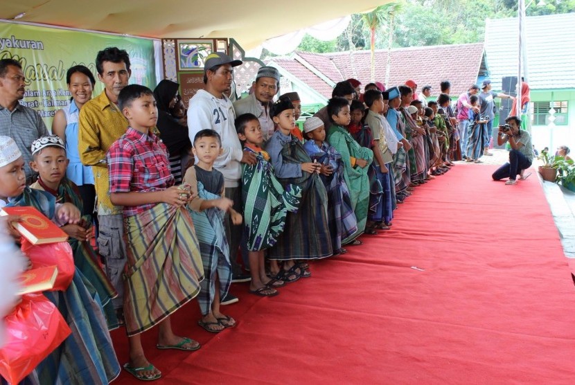 Peserta khitanan massal berfoto bersama di Ponpes Assalam, Kutai Barat, Kalimantan Timur, pada 25-26 Maret. 