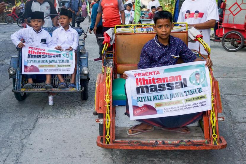 Peserta Khitanan Massal untuk para anak-anak di Dusun Ngantru, Kabupaten Ngawi, Jawa Timur.