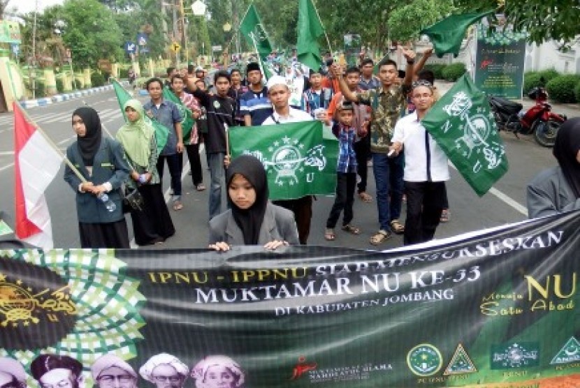 Peserta Kirab Muktamar ke-33 Nahdlatul Ulama di Jombang, Jawa Timur, Sabtu (25/7). Kirab yang diikuti sekitar 500 orang warga NU tersebut untuk menyambut Muktamar ke-33 NU yang digelar 1-5 Agustus 2015