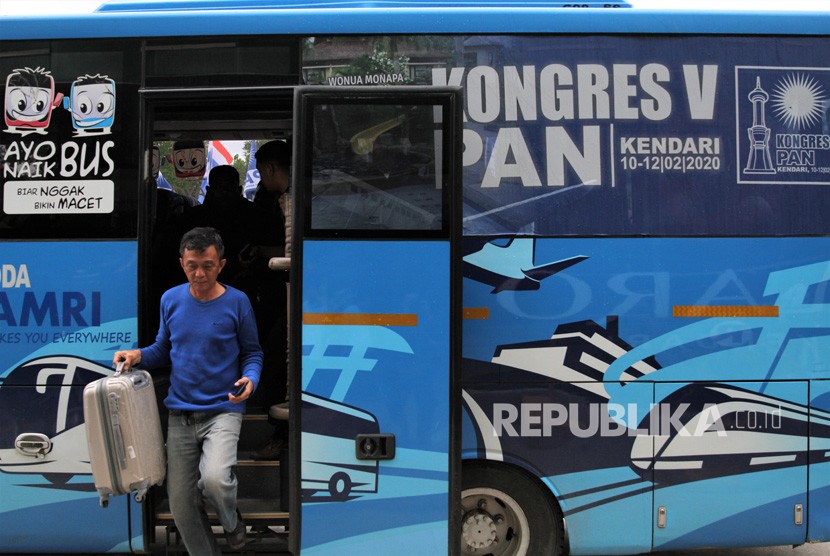 Peserta Kongres V Partai Amanat Nasional (PAN) dari sejumlah daerah turun dari bus di Kendari, Sulawesi Tenggara, Ahad (09/2/2020). 