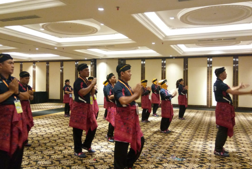 Peserta kontingen NTB menampilkan senam kreasi diajang Apresiasi Guru dan Tenaga Kependidikan (GTK) PAUD dan Dikmas Berprestasi serta Berdedikasi Tahun 2018 di Hotel Grand Mahkota, Pontianak, Kalimantan Barat, Kamis (12/7).