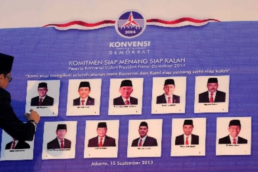 Peserta konvensi calon presiden Partai Demokrat menandatangani komitmen siap menang dan siap kalah saat mengikuti deklarasi di Jakarta, Ahad (15/9) malam.