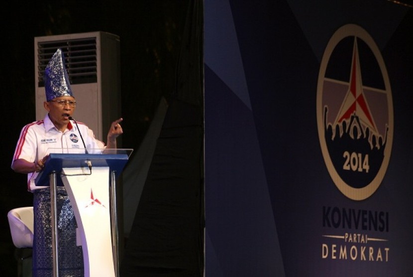 Peserta konvensi capres Partai Demokrat Pramono Edhie Wibowo memberikan pidato politiknya saat mengikuti debat peserta konvensi capres Partai Demokrat di depan halaman Istana Maimun Medan, Sumut, Selasa (21/1)