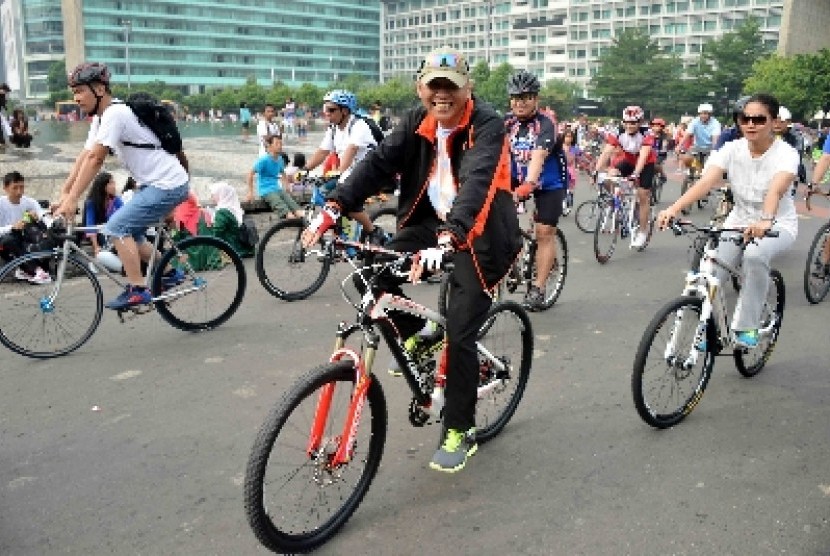 Peserta konvensi Partai Demokrat, Pramono Edhie Wibowo bersepeda saat hari Bebas Kendaraan bermotor di Bundaran HI, Jakarta, Ahad (8/12).