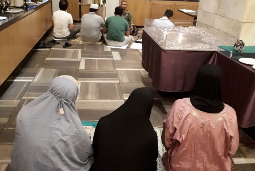 Peserta Korea Muslim Educational Trip (Komet) melaksanakan shalat Subuh berjamaah dan mendengarkan kuliah tujuh menit (kultum) di hotel tempat mereka menginap, di Seoul, Korea Selatan.