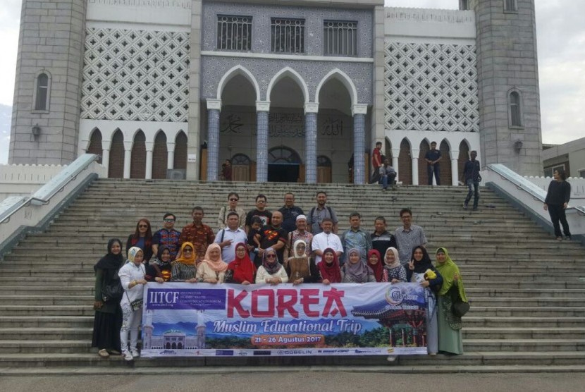 Peserta Korea Muslim  Educational Trip (Komet) mengunjungi Masjid Itaewon dan melaksanakan shalat Jumat di sana, Jumat (25/8). 