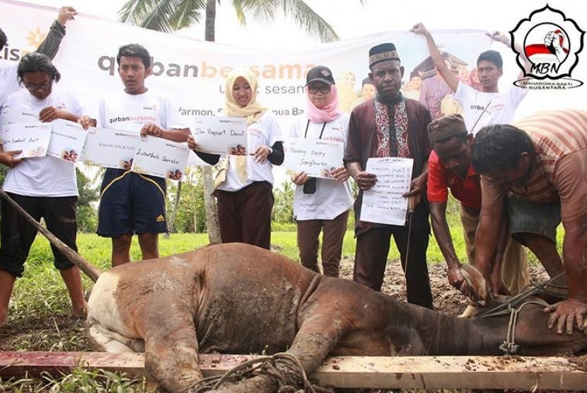 Peserta Kuliah Kerja Nyata Mahardika Bakti Nusantara (KKN-MBN) Universitas Muhammadiyah Yogyakarta (UMY)  berkurban satu ekor sapi di Kampung Warmon, Distrik Mayamuk, Kabupaten Sorong, Provinsi Papua Barat, pada Idul Adha tahun lalu. 