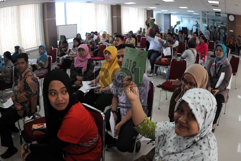 Peserta lelang mengikuti lelang atas barang-barang gratifikasi sitaan Komisi Pemberantasan Korupsi (KPK) di Kantor Pelayanan Kekayaan Negara dan Lelang (KPKNL), Jakarta.