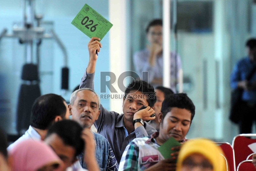 Peserta lelang mengikuti lelang atas barang-barang gratifikasi sitaan Komisi Pemberantasan Korupsi (KPK) di Kantor Pelayanan Kekayaan Negara dan Lelang (KPKNL), Jakarta. ilustrasi