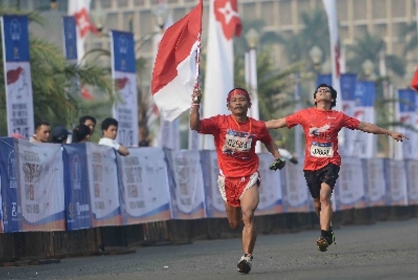 Peserta lomba 17K mengikuti lari Independence Day Run 2014) didepan Istana Merdeka, Jakarta, Ahad (31/8).