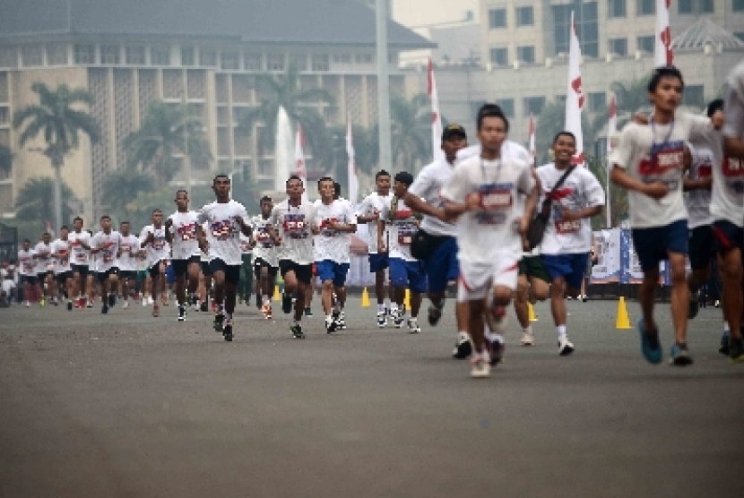 Peserta lomba 8K mengikuti lari hari kemerdekaan Republik Indonesia (Independence Day Run 2014) didepan Istana Merdeka, Jakarta, Ahad (31/8). 