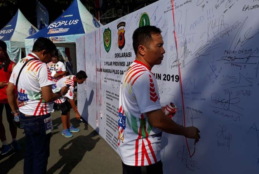 Peserta Lomba Lari Tiga Pilar 5 K Provinsi Jabar, menendatangangi deklarasi pileg pilpres damai di Mapolda Jabar. 