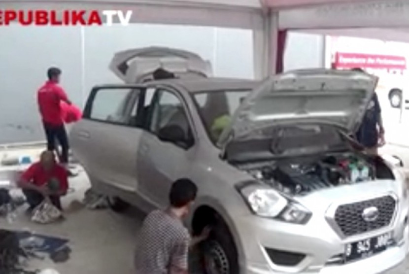 Peserta lomba modifikasi mobil bertajuk 'Live Modz Show Off (LMSO) 2015' 