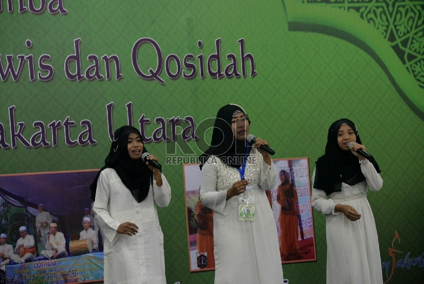 Peserta lomba nasyid menunjukan kemampuannya saat mengikuti lomba nasyid, marawis dan qosidah tingkat Jakarta Utara di Jakarta Islamic Centre, Kamis (20/8).
