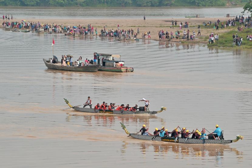 Peserta lomba perahu naga beradu cepat di aliran Sungai Batanghari di Muara Tembesi, Batanghari, Jambi. Kegiatan yang diikuti belasan kelompok peserta tersebut digelar untuk memeriahkan Batanghari Heritage and Culture Festival dalam rangkaian Kenduri Swarnabhumi 2022 di daerah itu. 