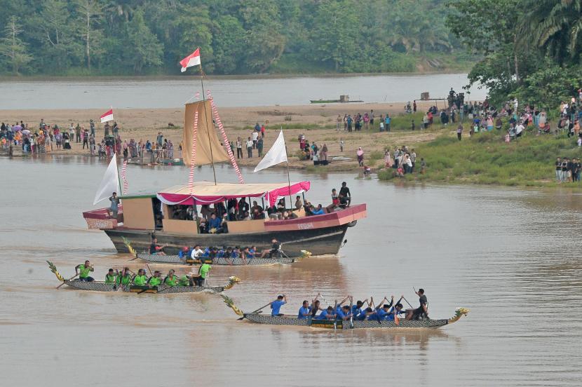 Peserta lomba perahu naga dalam rangkaian Kenduri Swarnabhumi (ilustrasi). Kenduri Swarnabumi dihentikan setelah nahkoda meninggal karena tenggelam.
