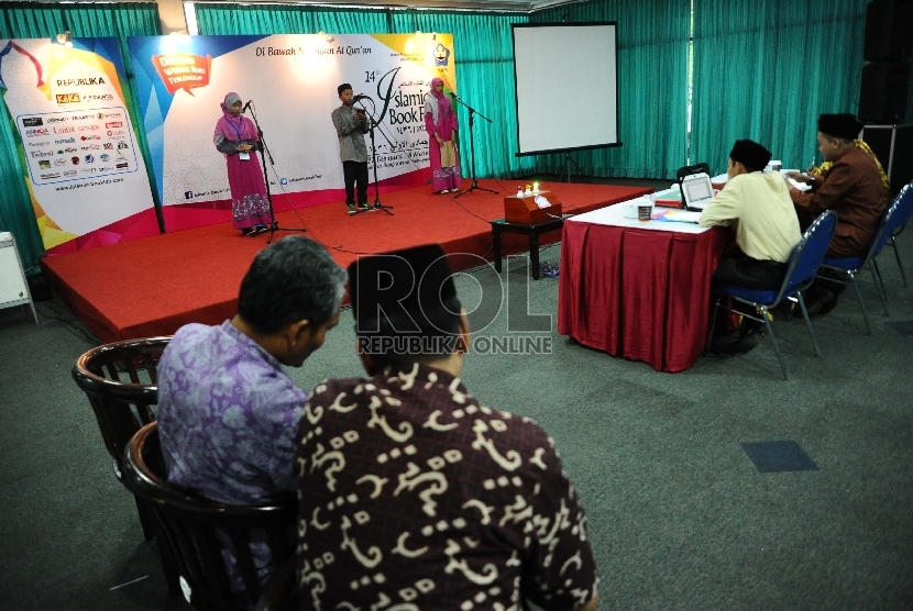  Peserta Lomba Syahril dan Fahmil Quran pada Islamic Book Fair ke-14 di Istora Senayan, Jakarta, Senin (2/3).   (Republika/Tahta Aidilla)