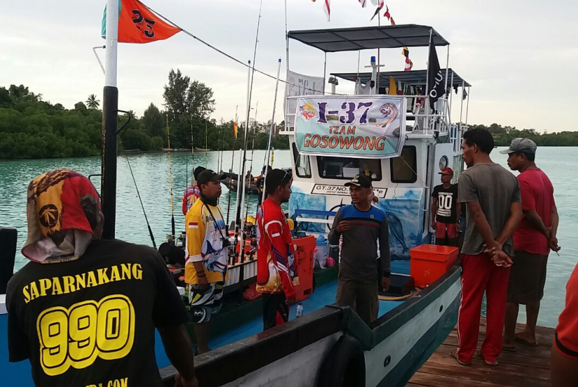 Peserta lomba turnamen mancing internasional Widi International Fishing Tournament (WIFT) 2017 menuju perairan Kepulauan Widi, Kabupaten Halmahera Selatan, Provinsi Maluku Utara, Jumat (27/10).