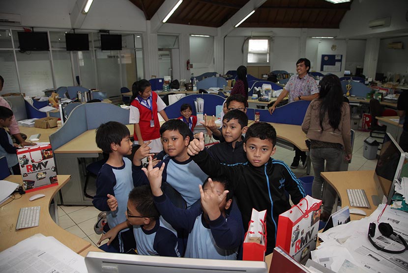 Peserta Mahaka Kids dari Congrezzkid Kidzania serta SD Azhari Islamic School saat melakukan kunjungan ke Kantor Redaksi Republika, Jakarta, Jumat (29/5). 