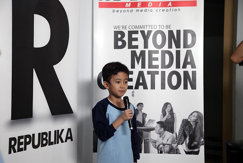 Peserta Mahaka Kids dari Congrezzkid Kidzania serta SD Azhari Islamic School saat melakukan kunjungan ke Kantor Redaksi Republika, Jakarta, Jumat (29/5). 