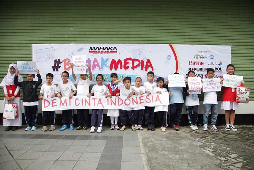 Peserta Mahaka Kids dari Congrezzkid Kidzania serta SD Azhari Islamic School saat melakukan kunjungan ke Kantor Redaksi Republika, Jakarta, Jumat (29/5). 