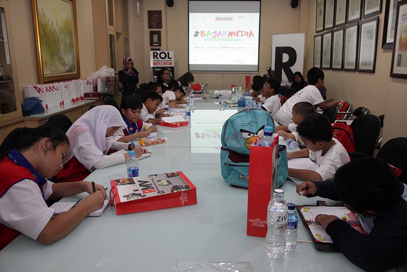 Peserta Mahaka Kids dari Congrezzkid Kidzania serta SD Azhari Islamic School saat melakukan kunjungan ke Kantor Redaksi Republika, Jakarta, Jumat (29/5). 