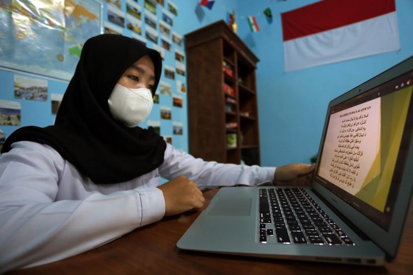 Peserta Masa Pengenalan Lingkungan Sekolah (MPLS) Madrasah Aliyah Negeri (MAN) Kota Blitar mengikuti pembelajaran secara daring dari rumahnya di Blitar, Jawa Timur, Senin (12/7/2021). 