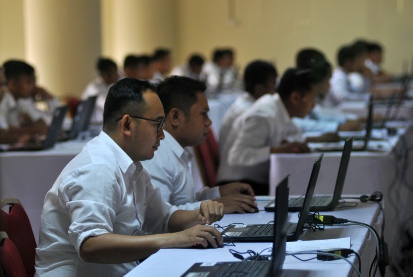 Peserta melaksanakan tes melalui Computer Assisted Test (CAT) calon pegawai negeri sipil (CPNS) kementerian Hukum dan HAM di Universitas Tadulako, Palu, Sulawesi Tengah, Senin (11/9). 
